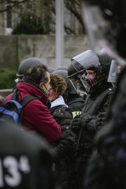 黑蚂蚁影视推荐犯罪警匪剧封面，警察与罪犯对峙场景，紧张氛围